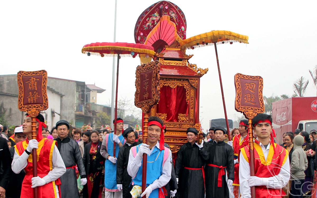 Lễ đình làng La Dương - Khiêng Kiệu